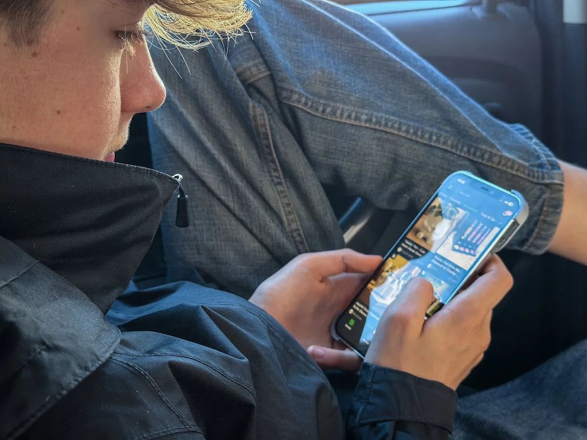Adolescente mirando contenido en su teléfono móvil