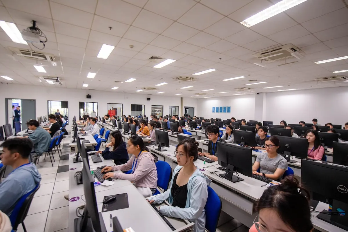 Docentes corrigiendo exámenes universitarios en un aula