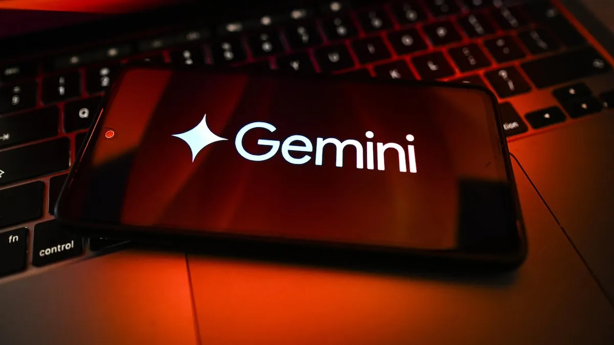 Interfaz de Gemini representada en un telefono para explicar nuevos limites de uso