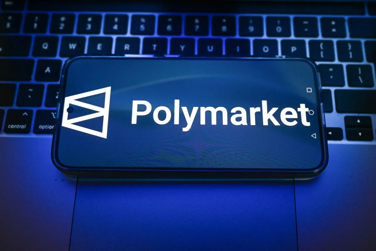 Logo de Polymarket en un telefono usado para representar mercados de prediccion