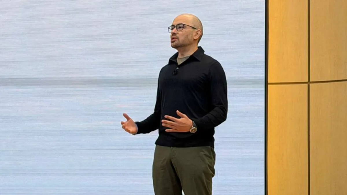 Demis Hassabis durante Google I/O 2026 en un escenario de presentacion