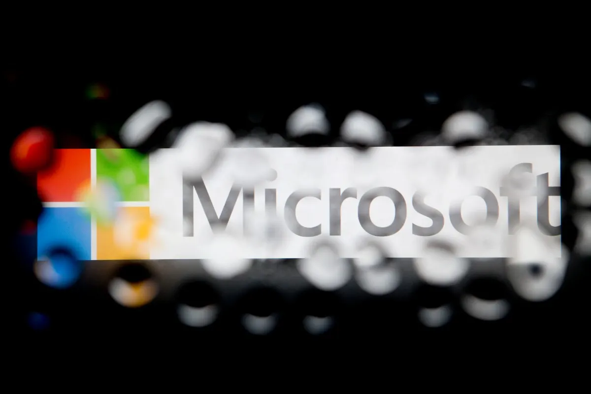 Logo de Microsoft visto a traves de gotas de agua