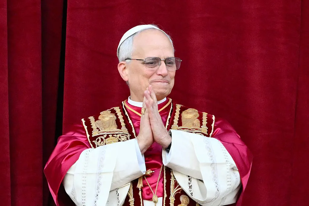 Papa León XIV saluda desde el Vaticano durante una aparición pública
