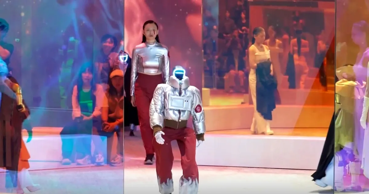 Robots humanoides y modelos en una pasarela tecnologica