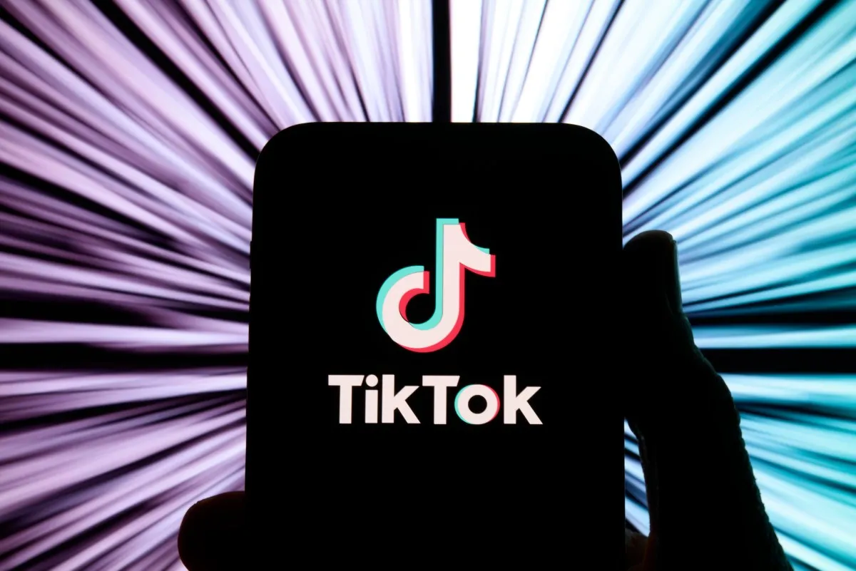 Logo de TikTok en un telefono con fondo luminoso