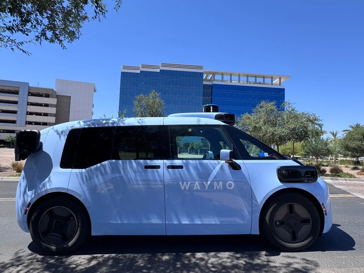 Robotaxi electrico Waymo Ojai basado en una minivan Zeekr