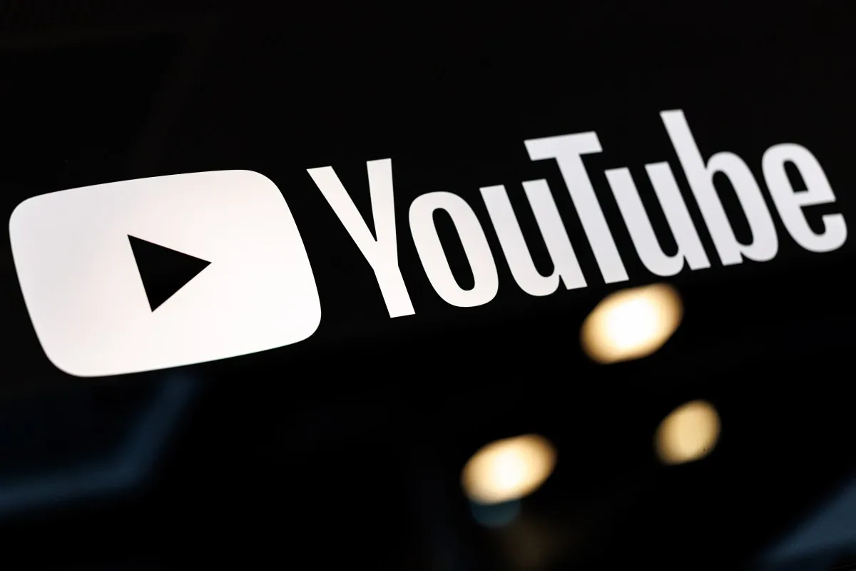 Logo de YouTube asociado a nuevas funciones de podcasts con inteligencia artificial
